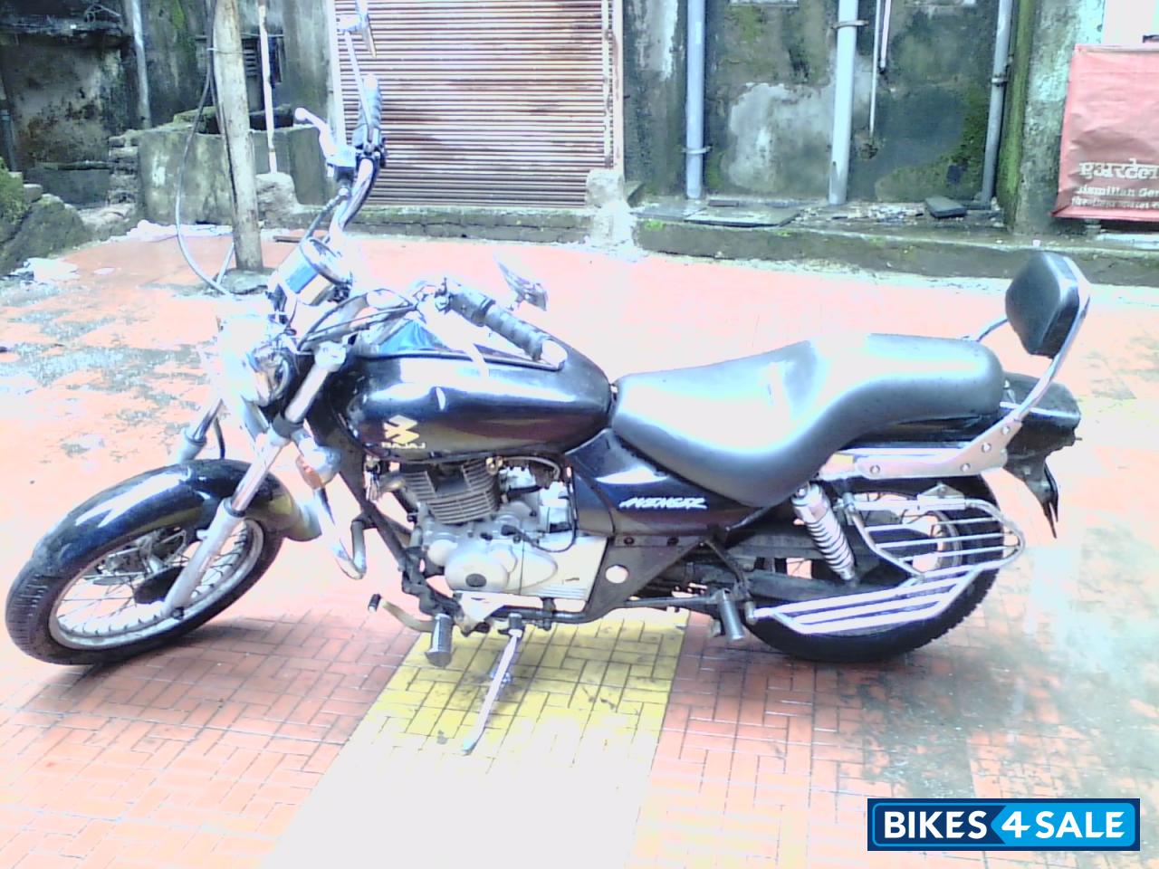 Black Bajaj Avenger 180 DTS-i Black Bajaj Avenger 180 DTS-i