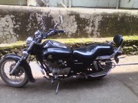 Black Bajaj Avenger 180 DTS-i
