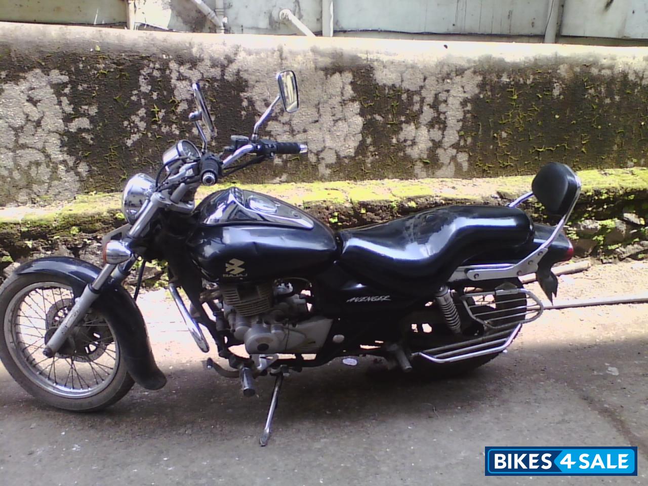 Black Bajaj Avenger 180 DTS-i