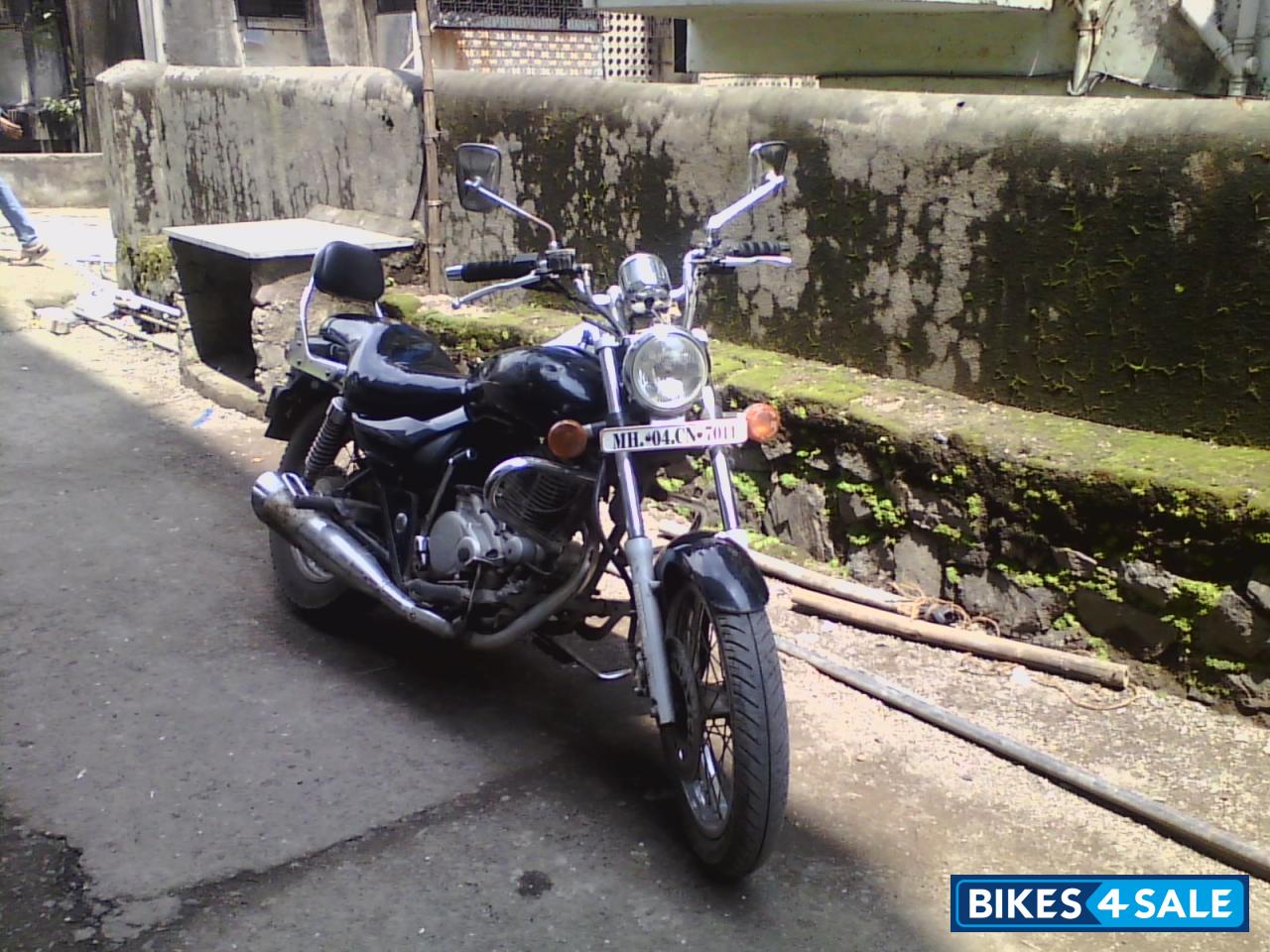 Black Bajaj Avenger 180 DTS-i Black Bajaj Avenger 180 DTS-i