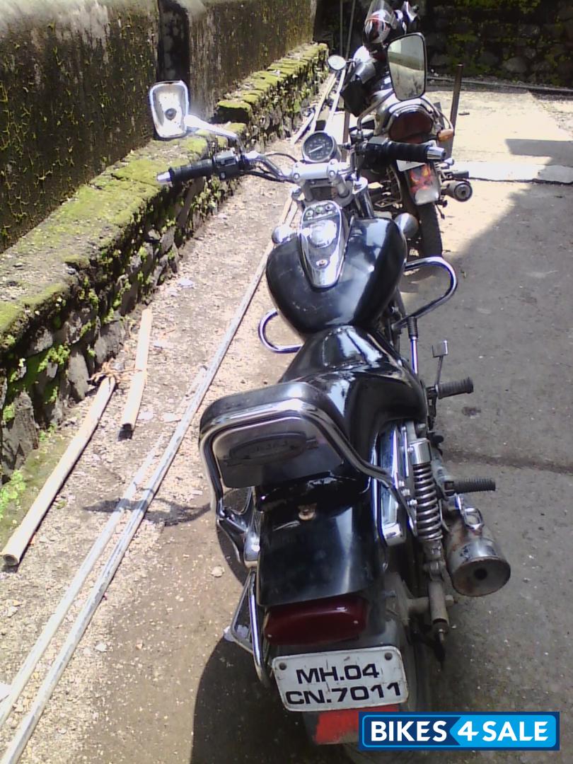 Black Bajaj Avenger 180 DTS-i Black Bajaj Avenger 180 DTS-i