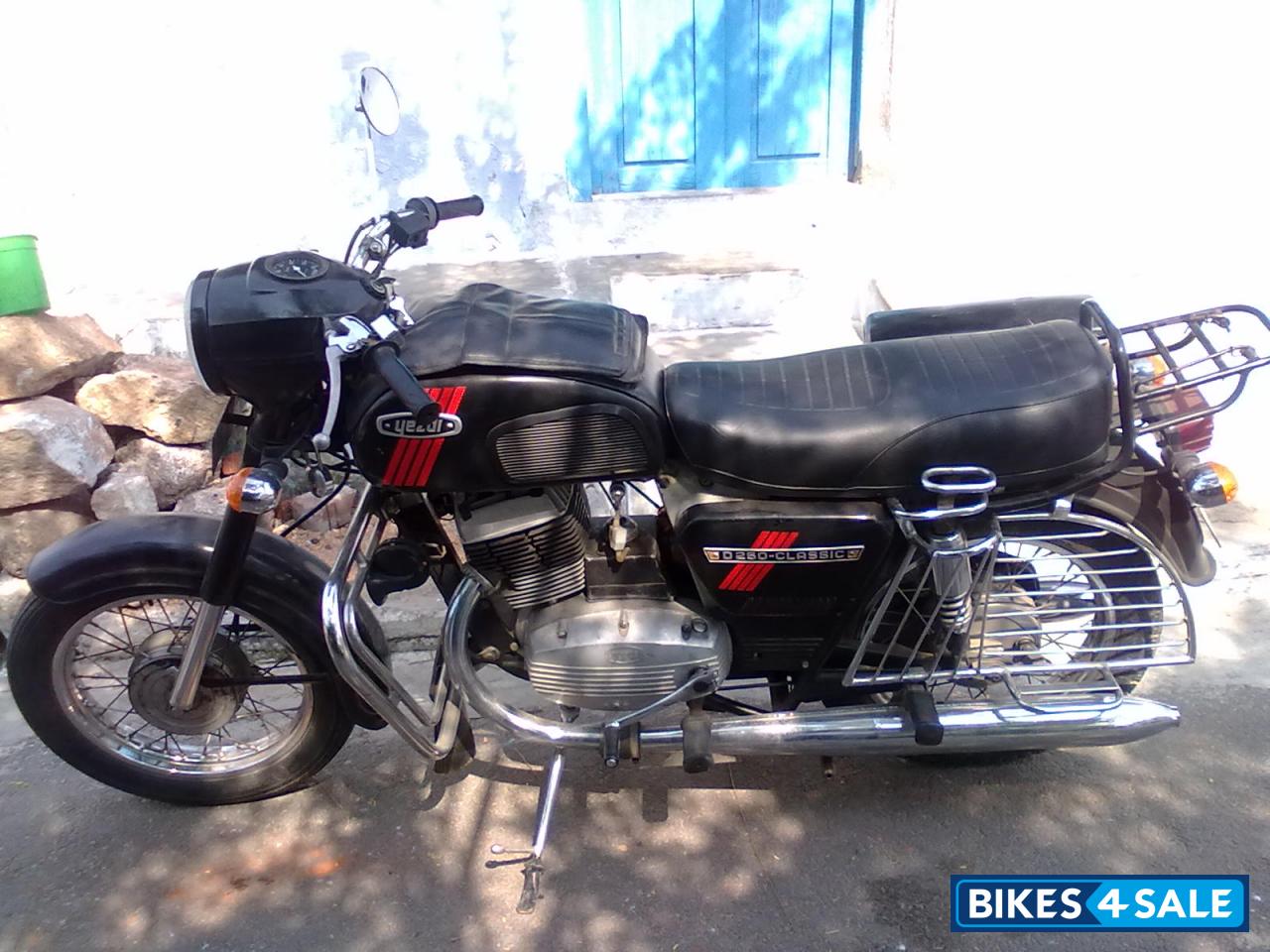 yezdi bike black