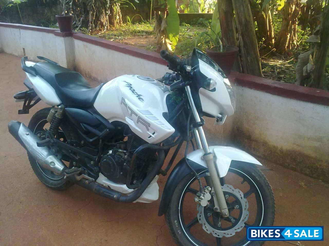 White TVS Apache RTR 180