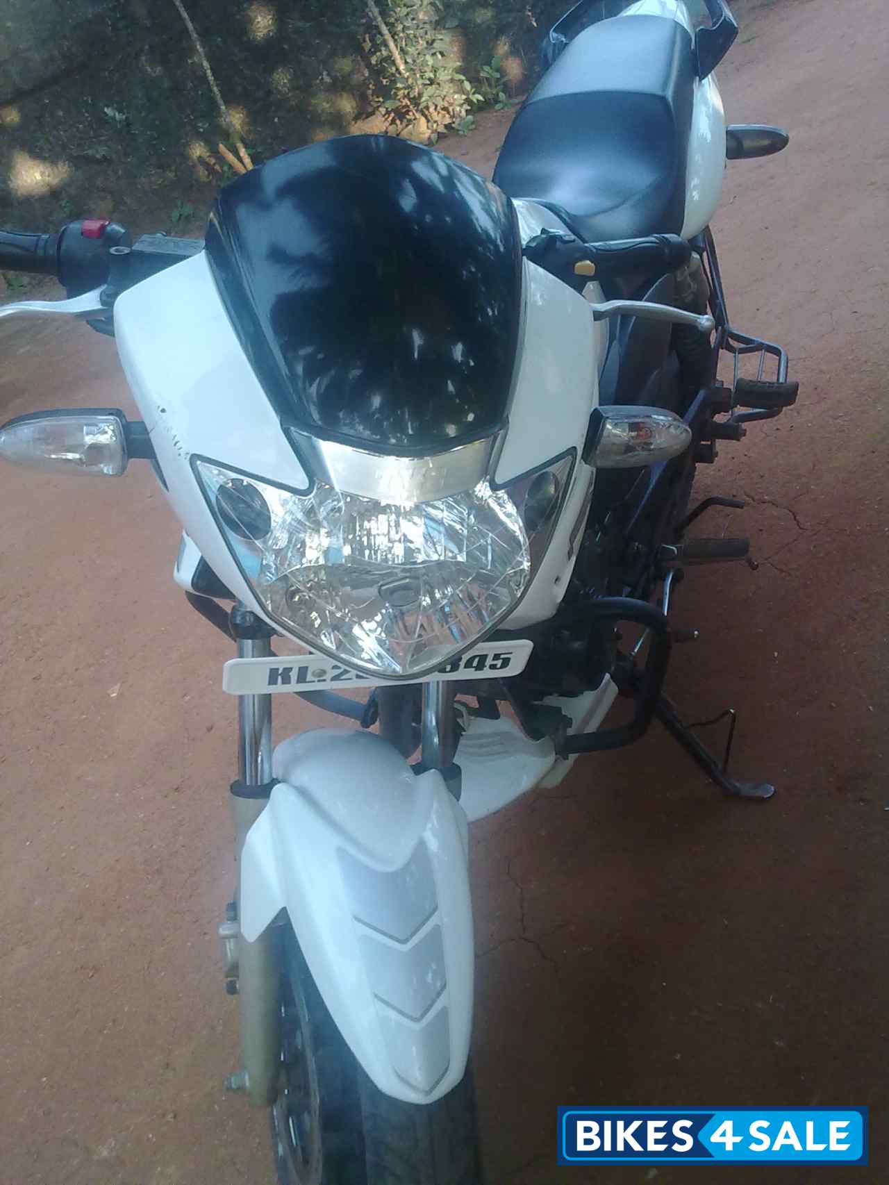 White TVS Apache RTR 180 White TVS Apache RTR 180