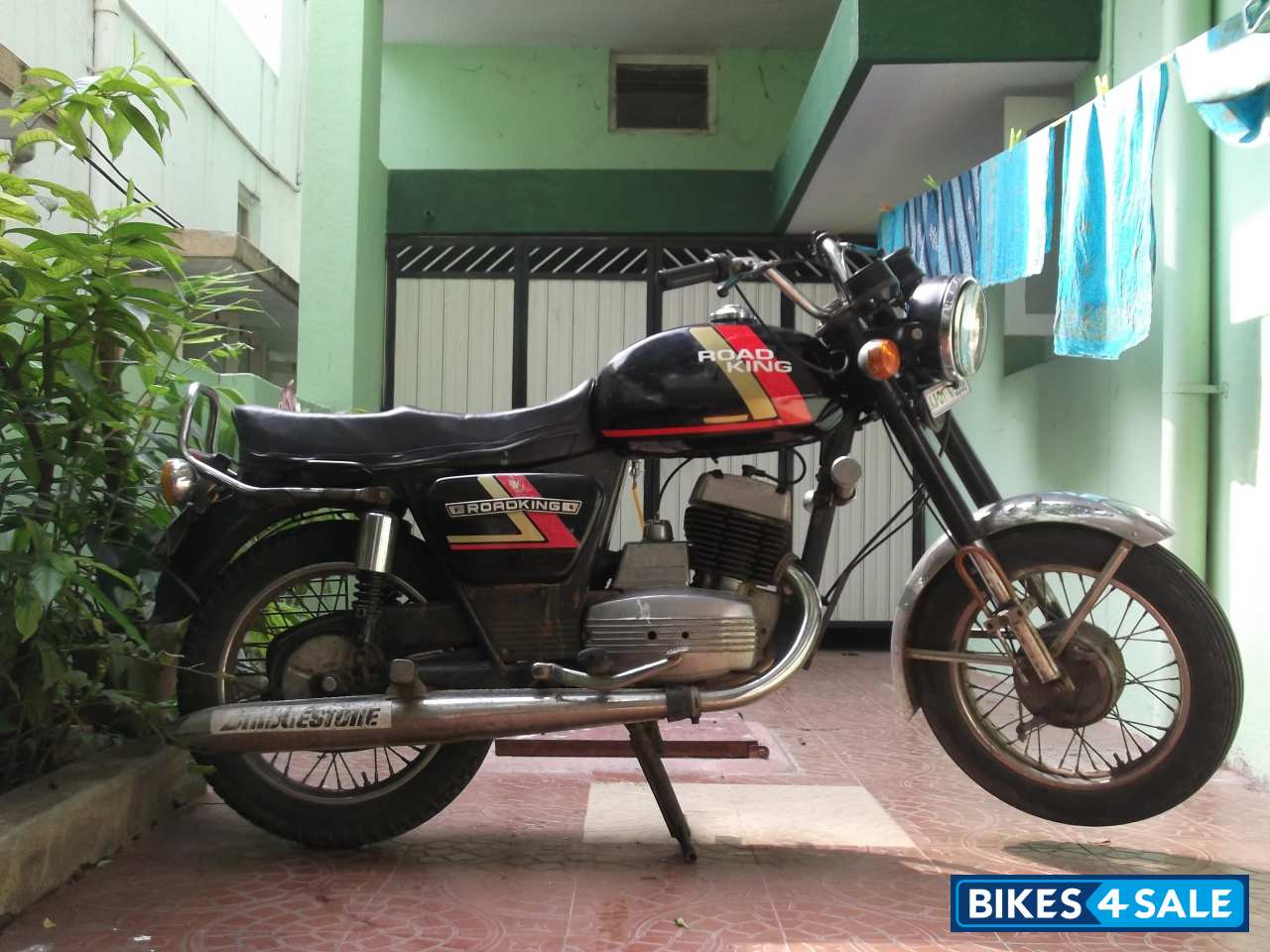 yezdi bike black