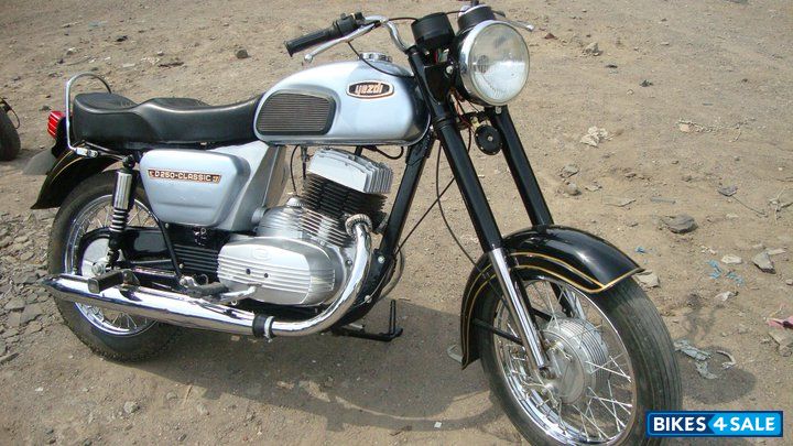 Silver-black Ideal Jawa Yezdi Classic
