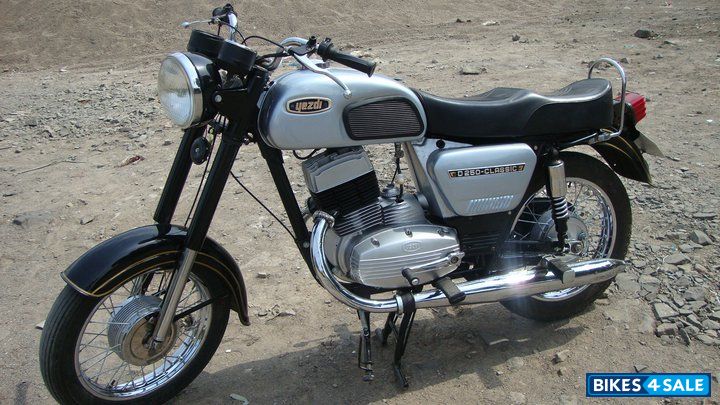 Silver-black Ideal Jawa Yezdi Classic