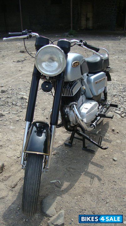 Silver-black Ideal Jawa Yezdi Classic
