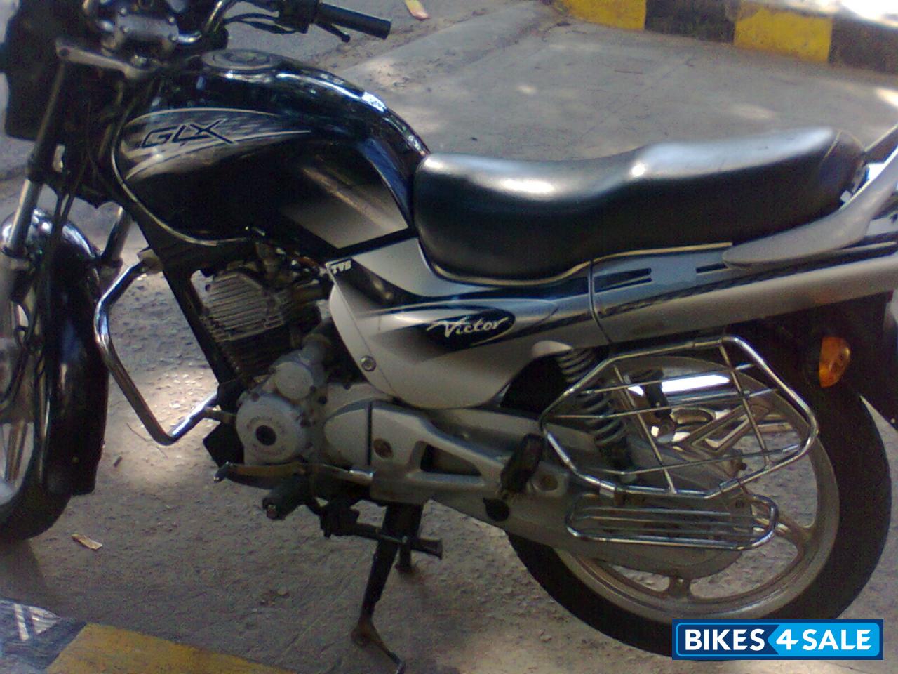 Black TVS Victor GX125