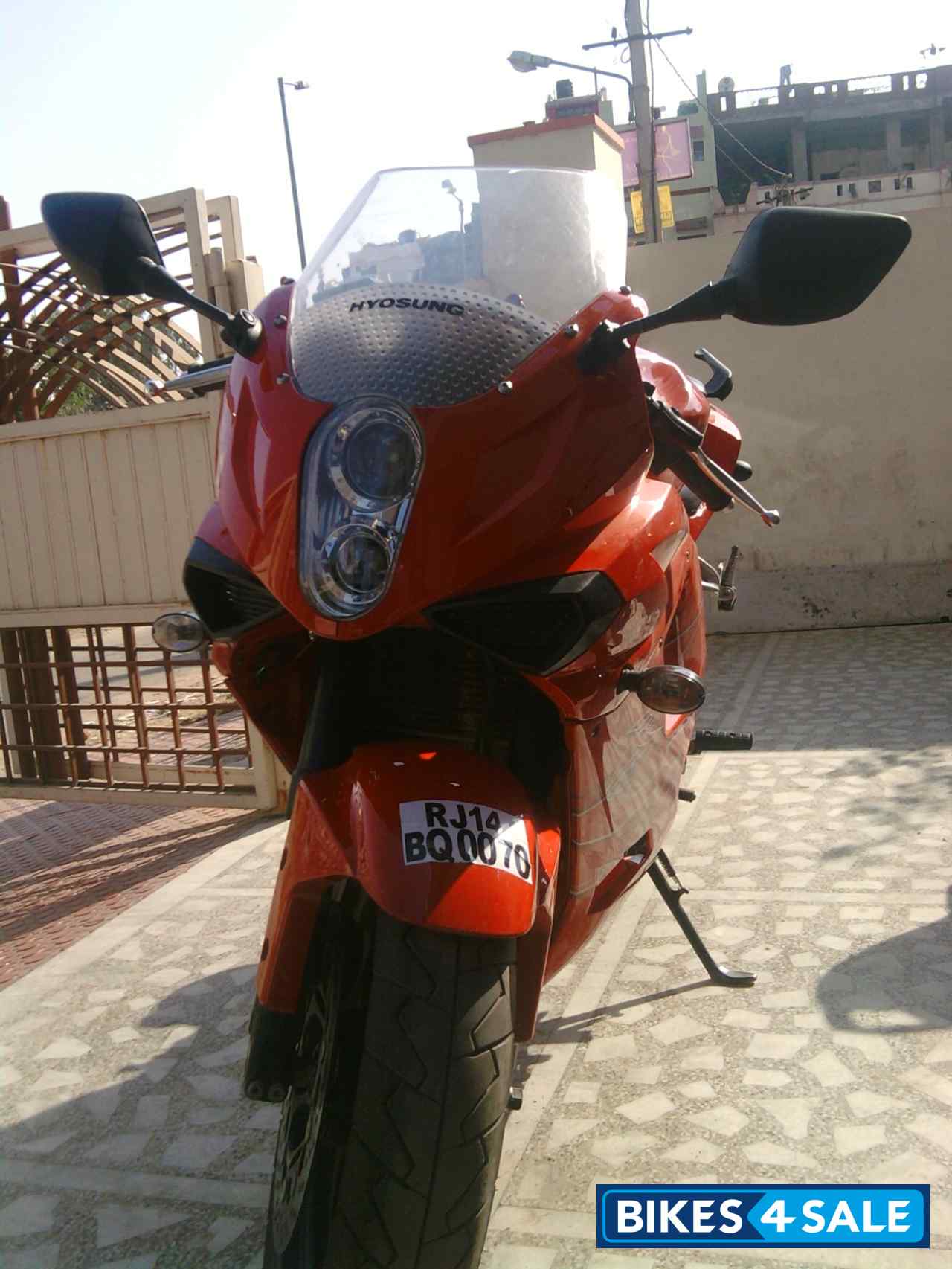 Red Hyosung GT650R