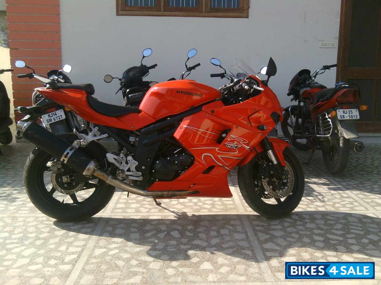 Red Hyosung GT650R Red Hyosung GT650R
