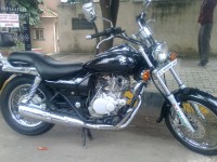 Black Bajaj Avenger 180 DTS-i