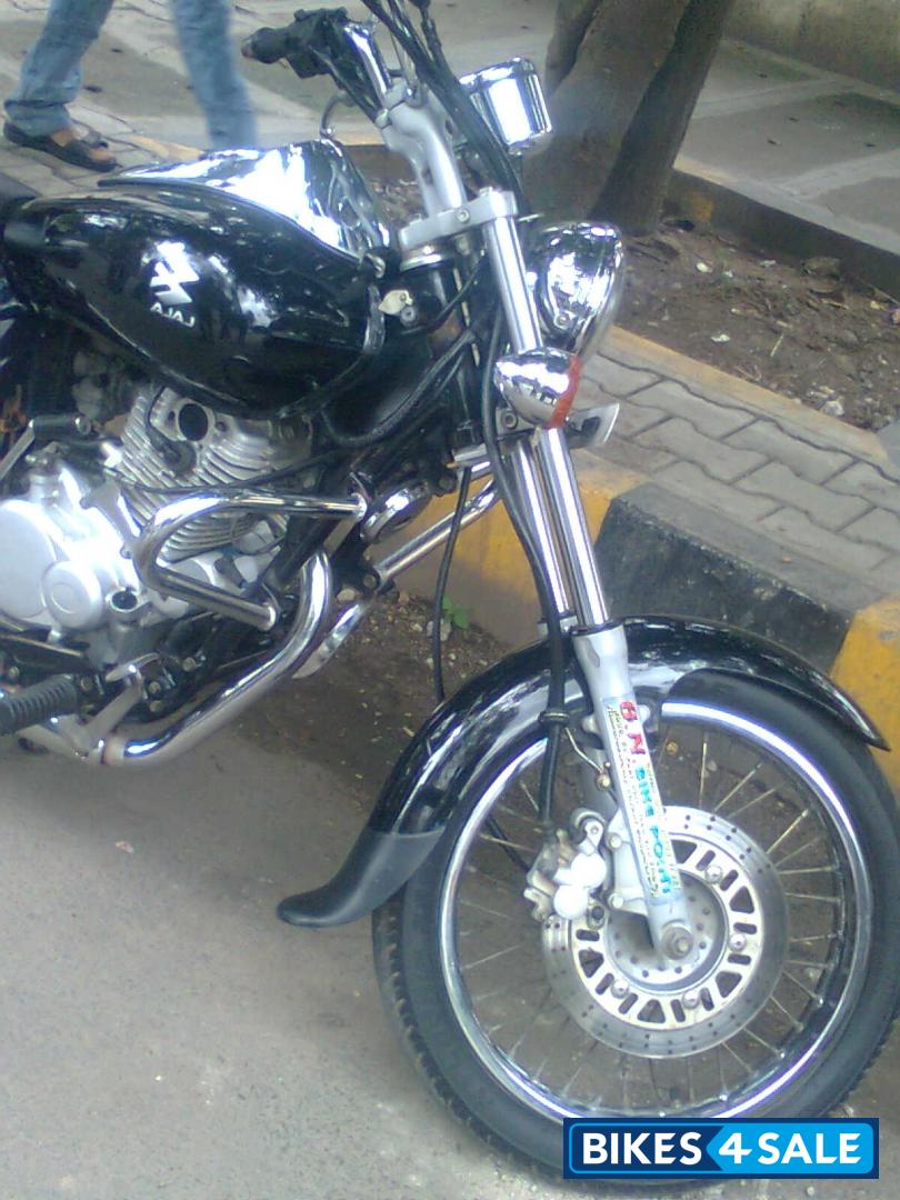 Black Bajaj Avenger 180 DTS-i