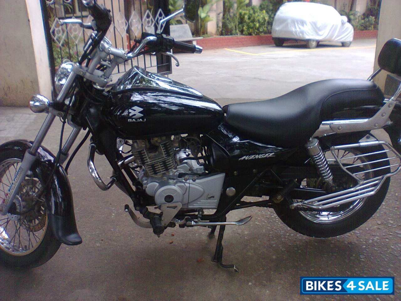 Black Bajaj Avenger 180 DTS-i