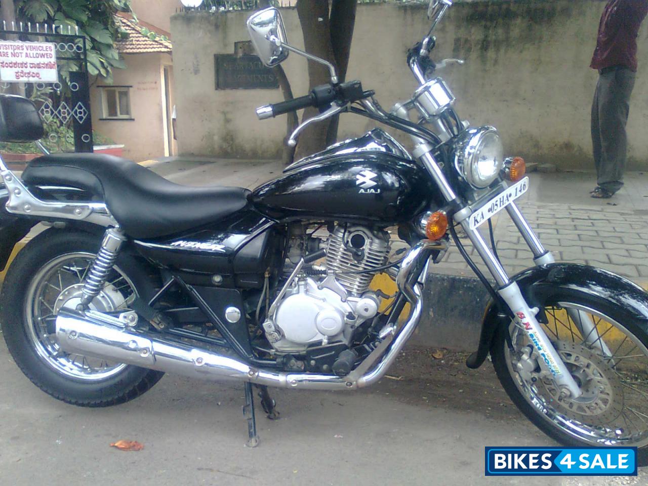 Black Bajaj Avenger 180 DTS-i
