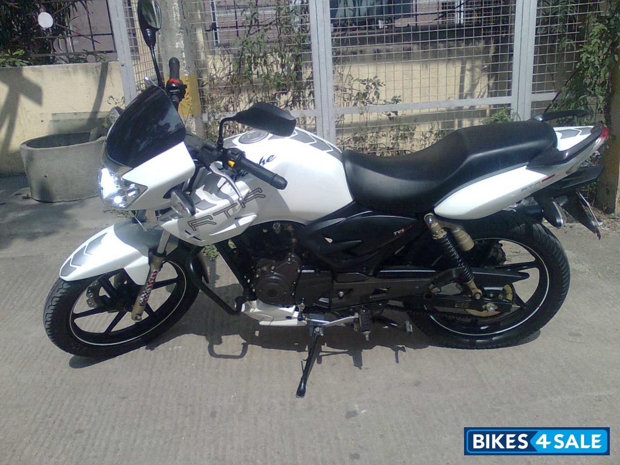 White TVS Apache RTR 180