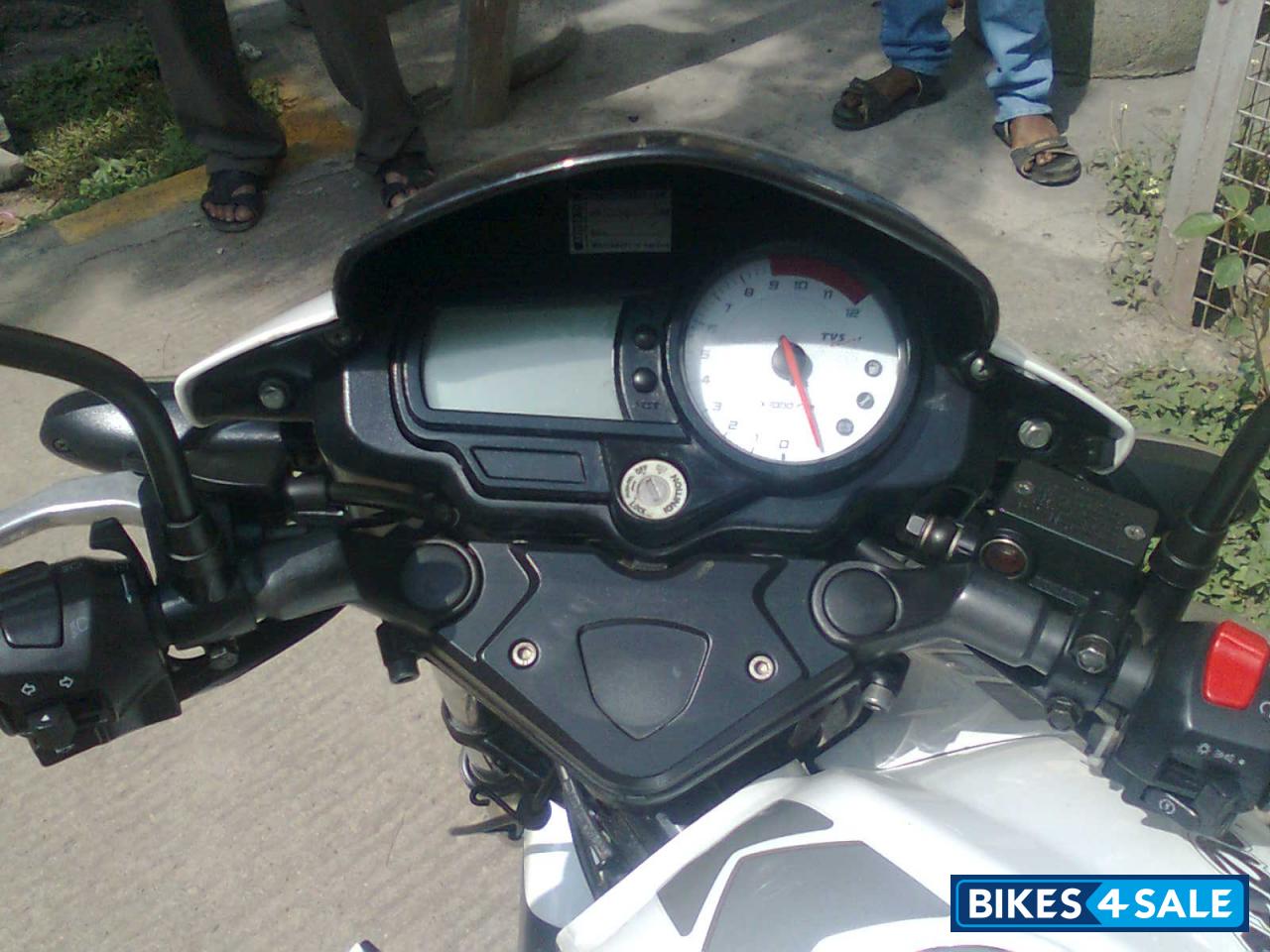 White TVS Apache RTR 180