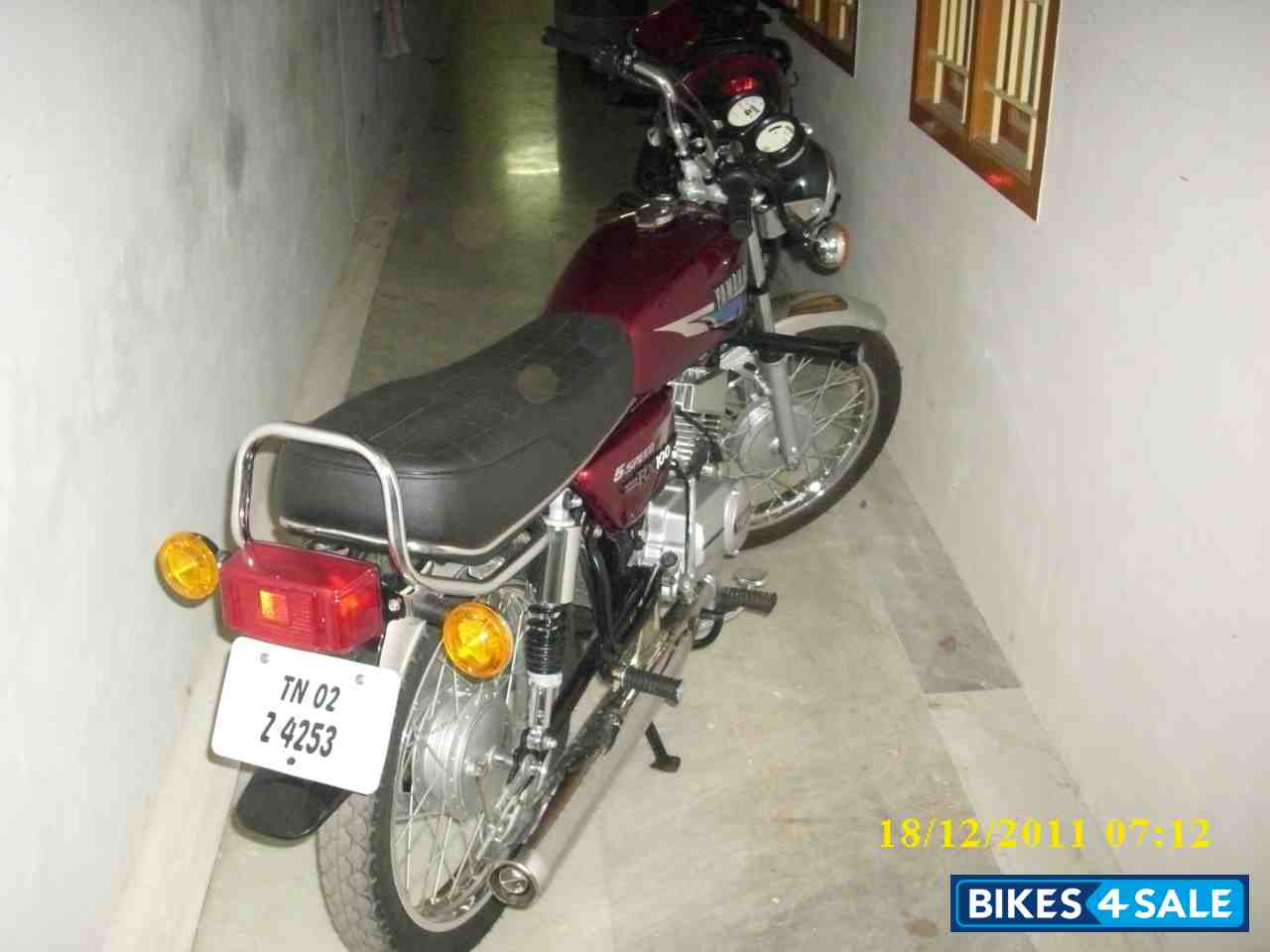 Meroon Yamaha RX 100