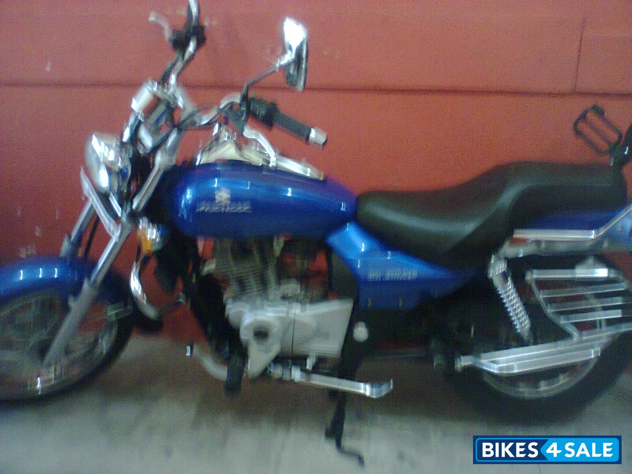 Blue Bajaj Avenger 220 DTS-i