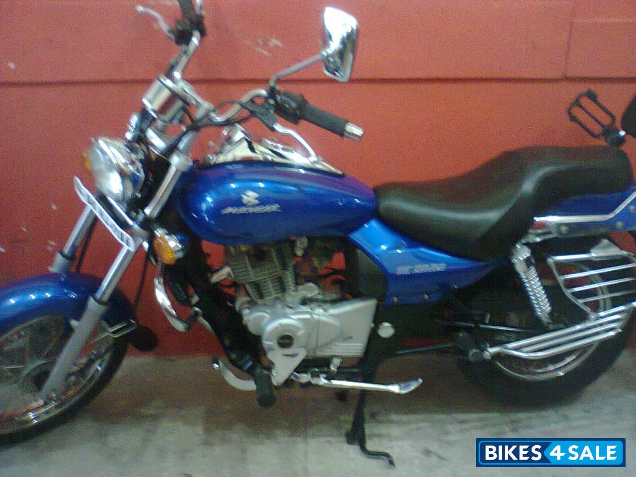 Blue Bajaj Avenger 220 DTS-i