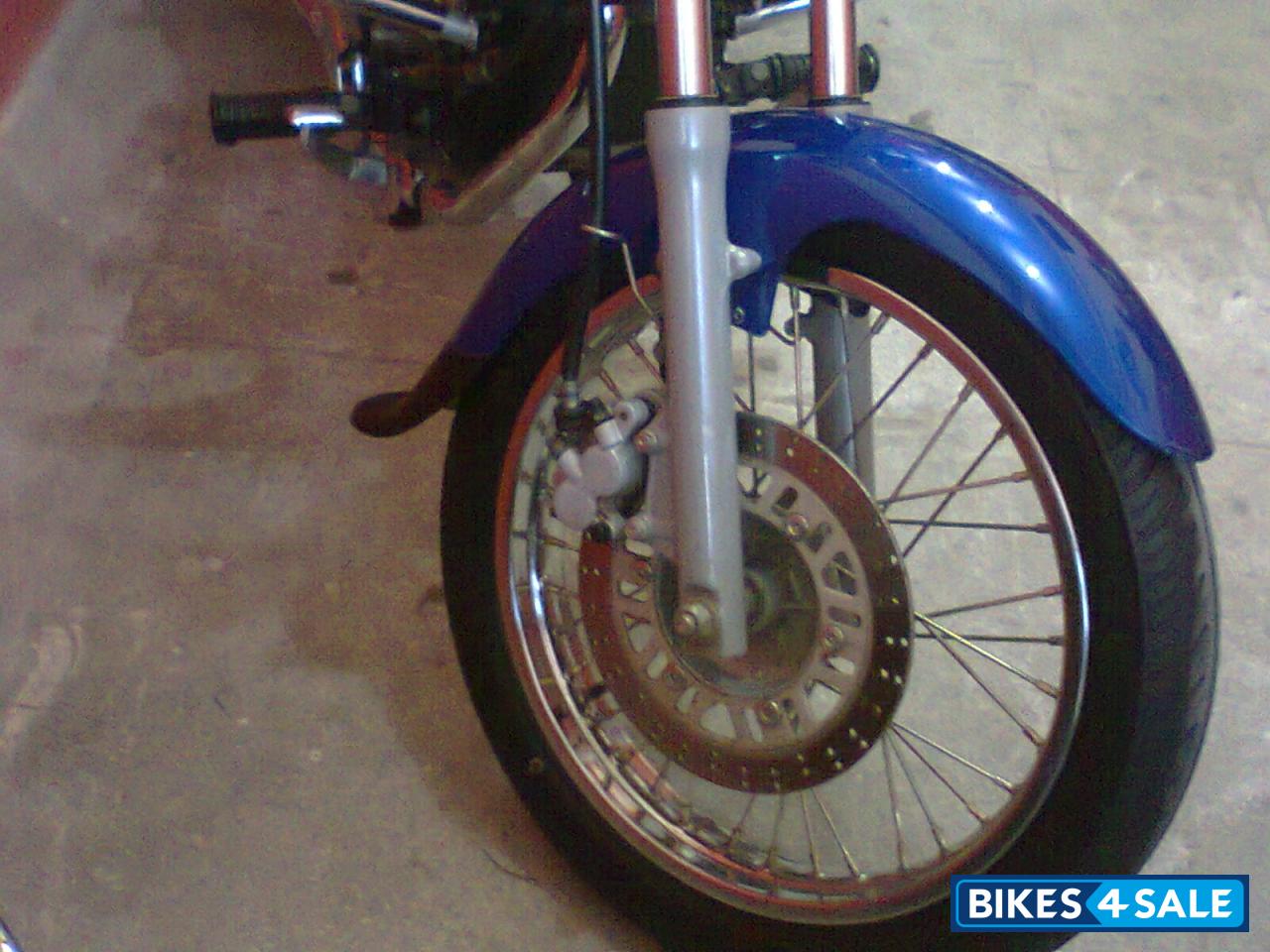 Blue Bajaj Avenger 220 DTS-i