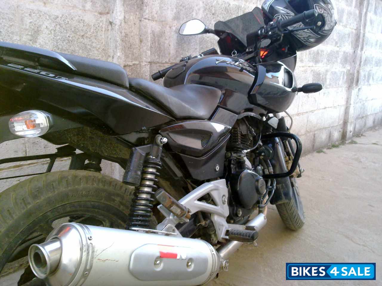 Black Bajaj Pulsar 220 DTSi