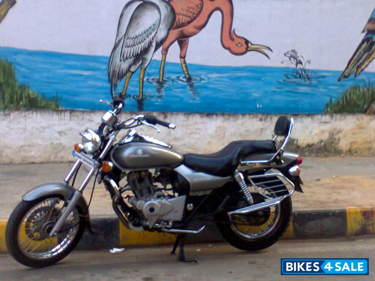 Silver Bajaj Avenger 200 DTS-i
