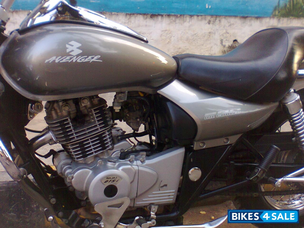 Silver Bajaj Avenger 200 DTS-i