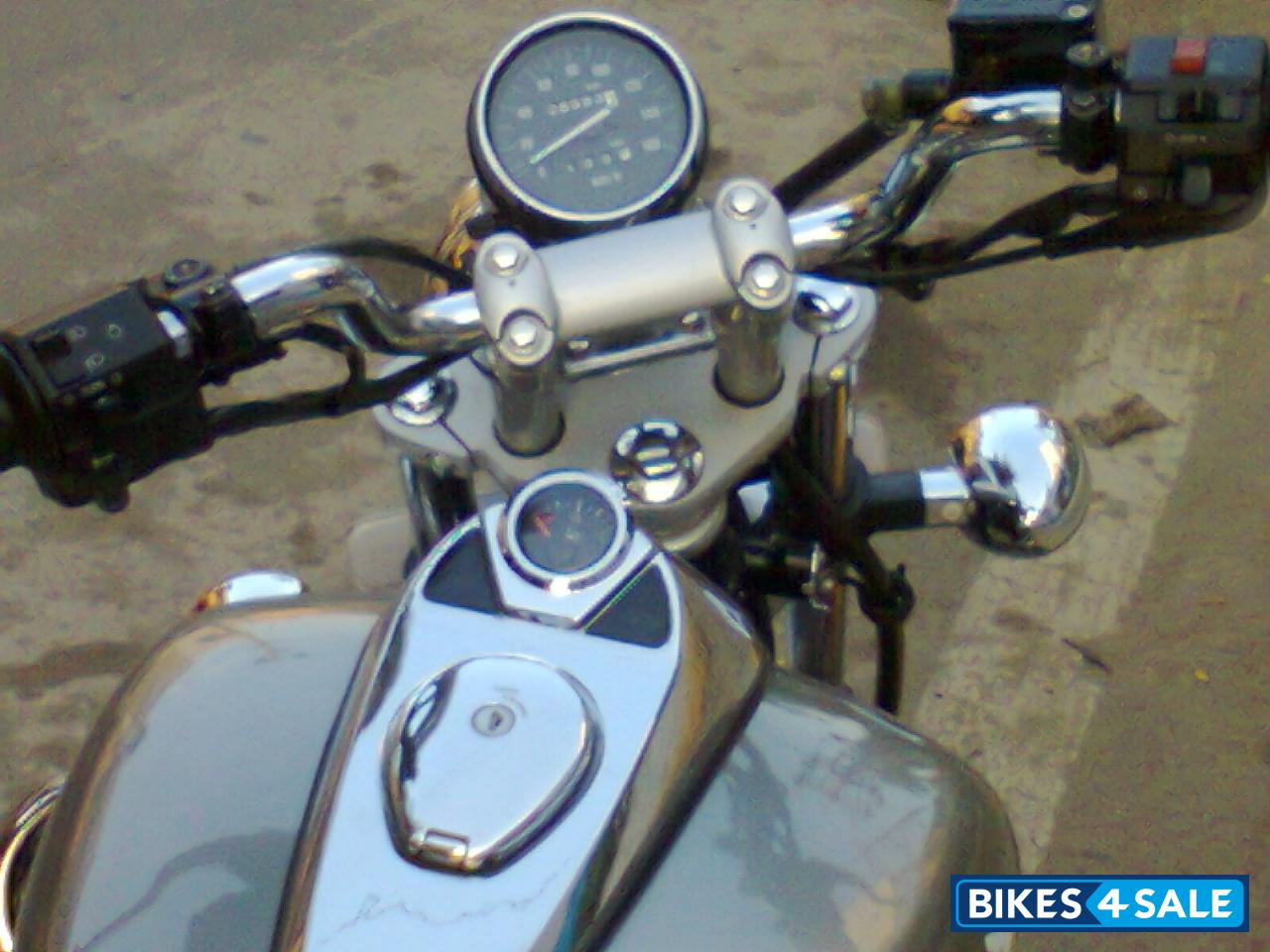 Silver Bajaj Avenger 200 DTS-i