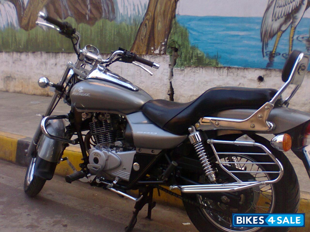 Silver Bajaj Avenger 200 DTS-i