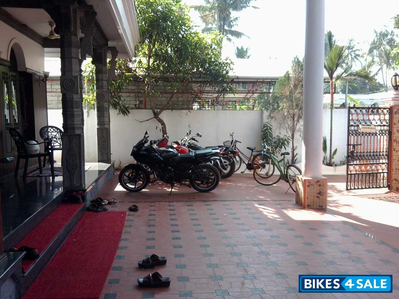 Black Bajaj Pulsar 220 DTSFi