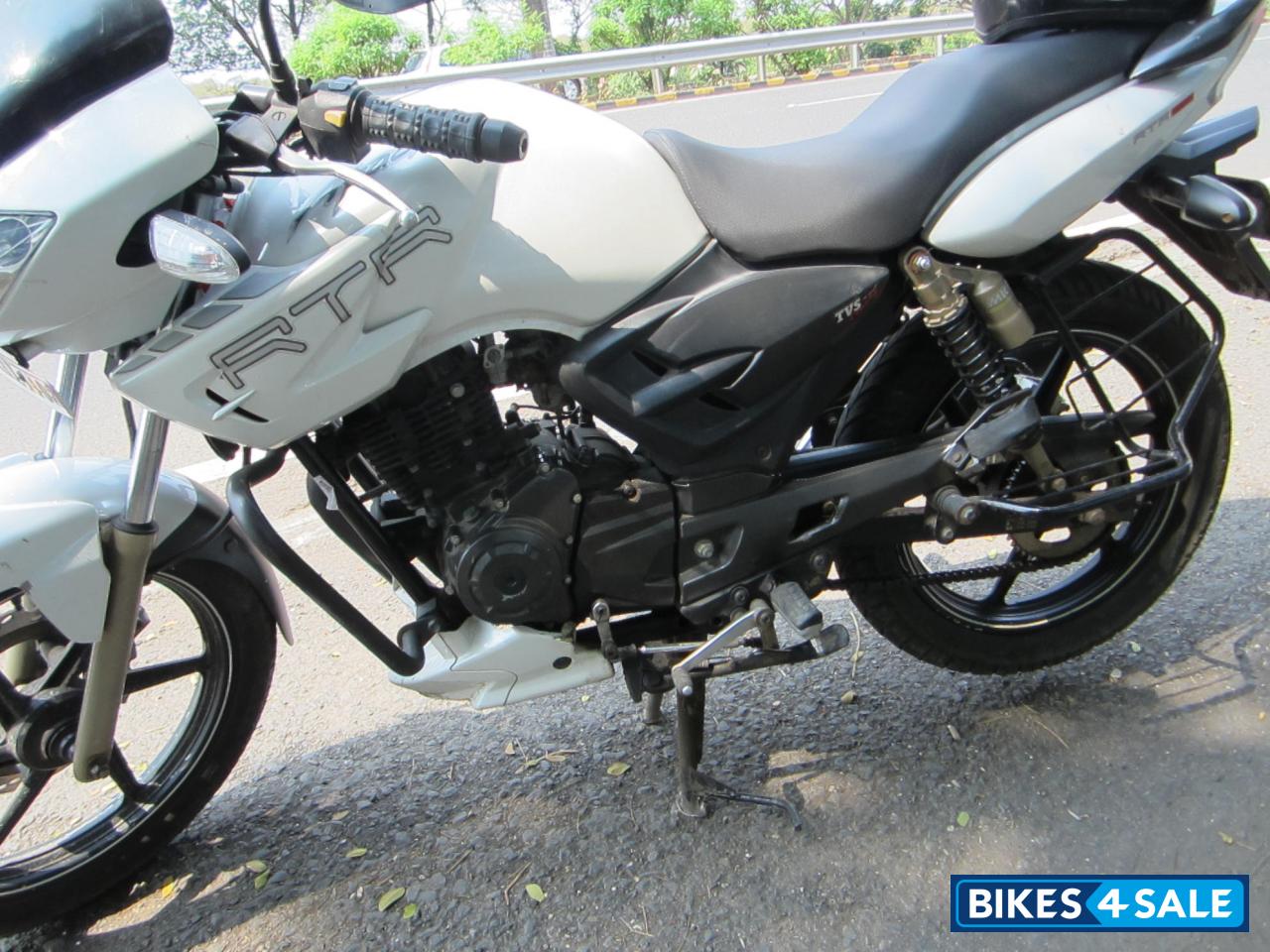 White TVS Apache RTR 180