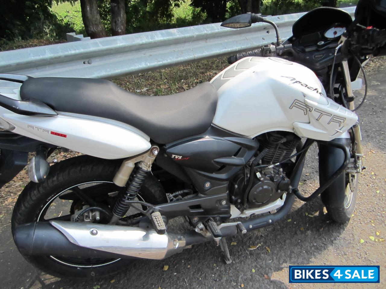 White TVS Apache RTR 180