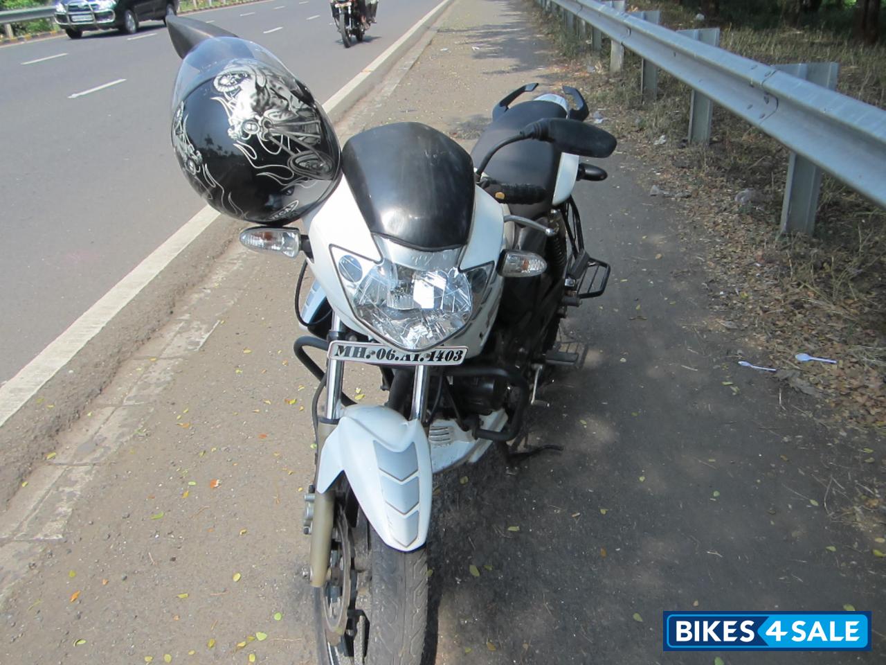 White TVS Apache RTR 180