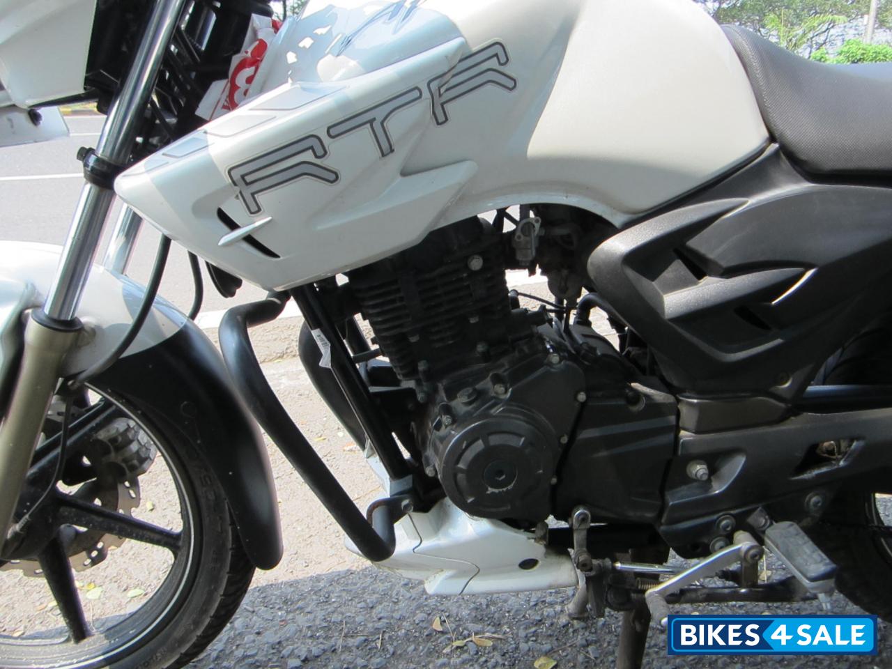 White TVS Apache RTR 180