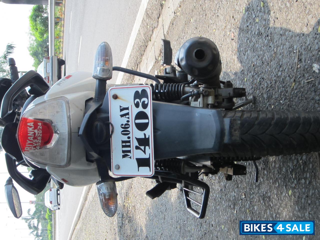White TVS Apache RTR 180