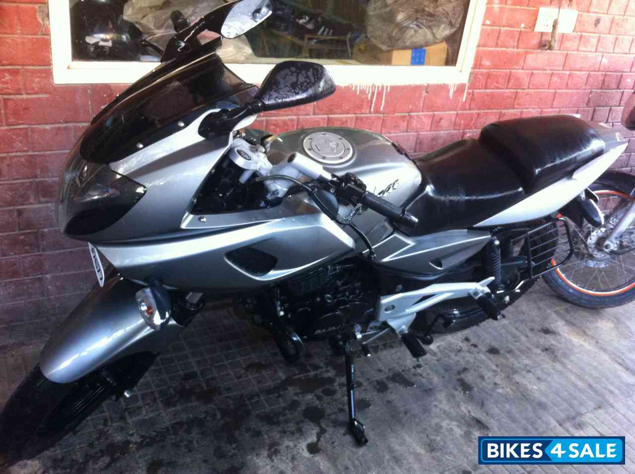 Silver Bajaj Pulsar 220 DTSFi