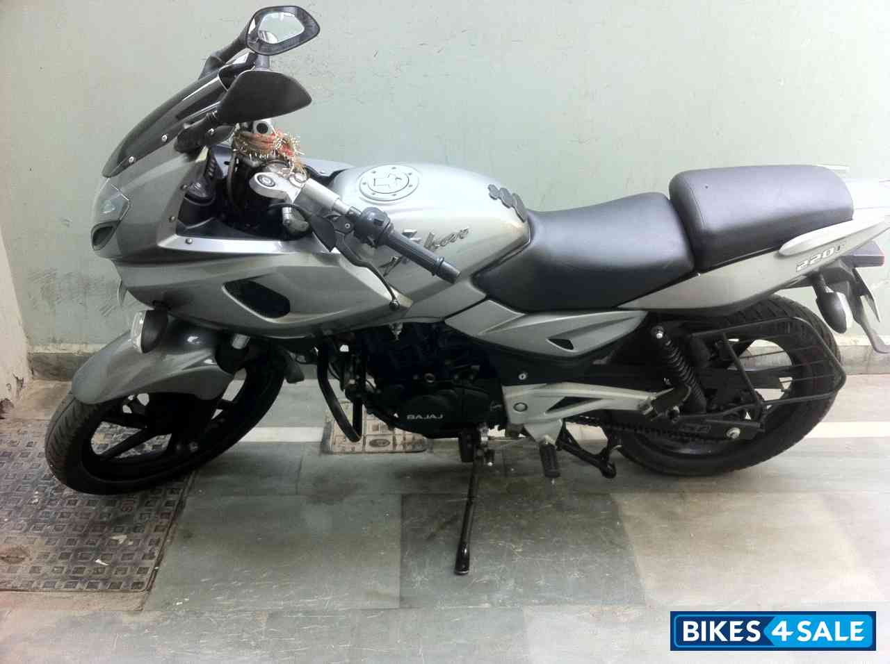 Silver Bajaj Pulsar 220 DTSFi