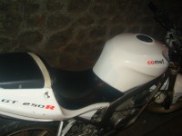 White Hyosung GT250R Comet
