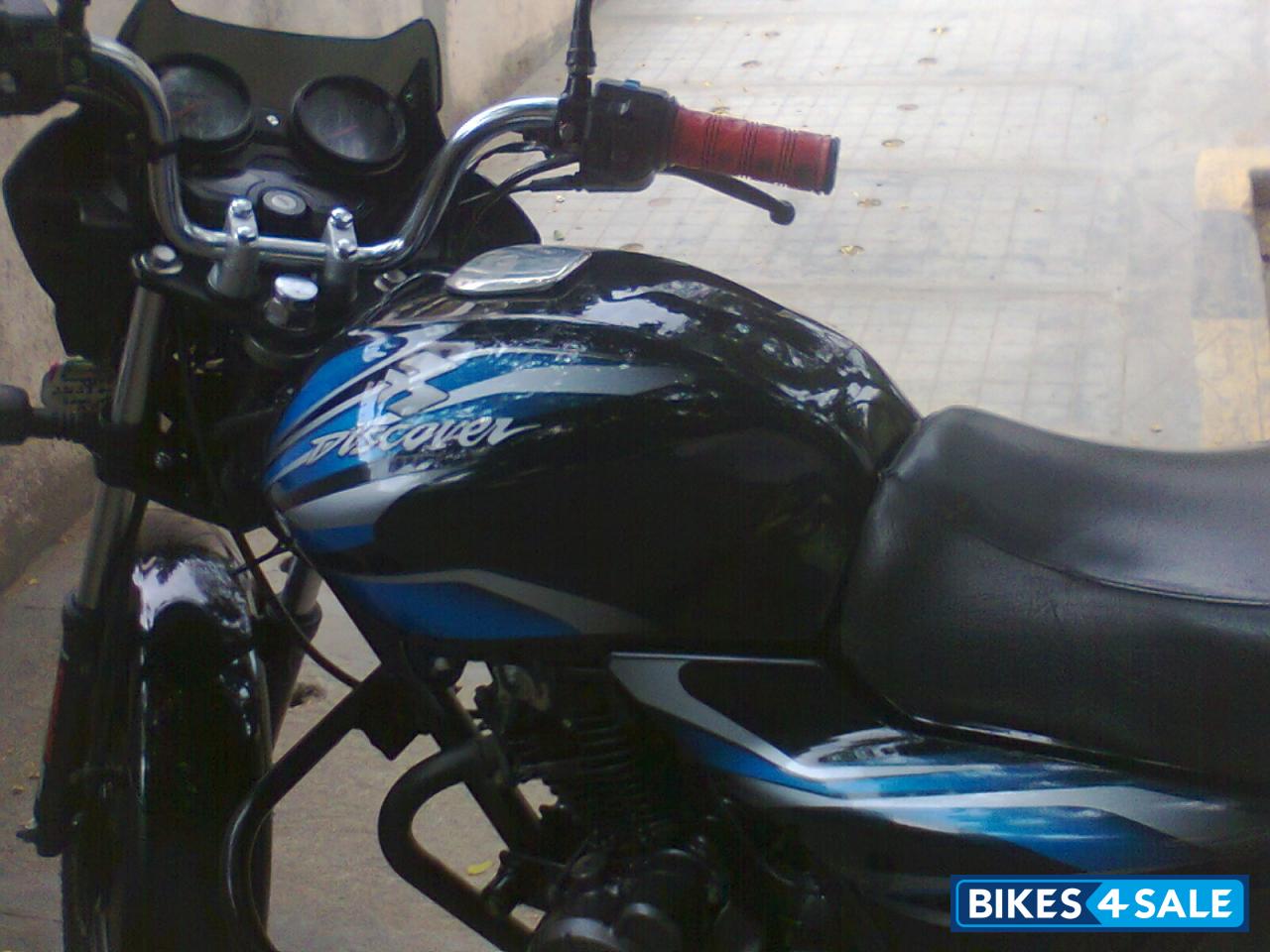 Black Bajaj Discover 100 DTS-Si