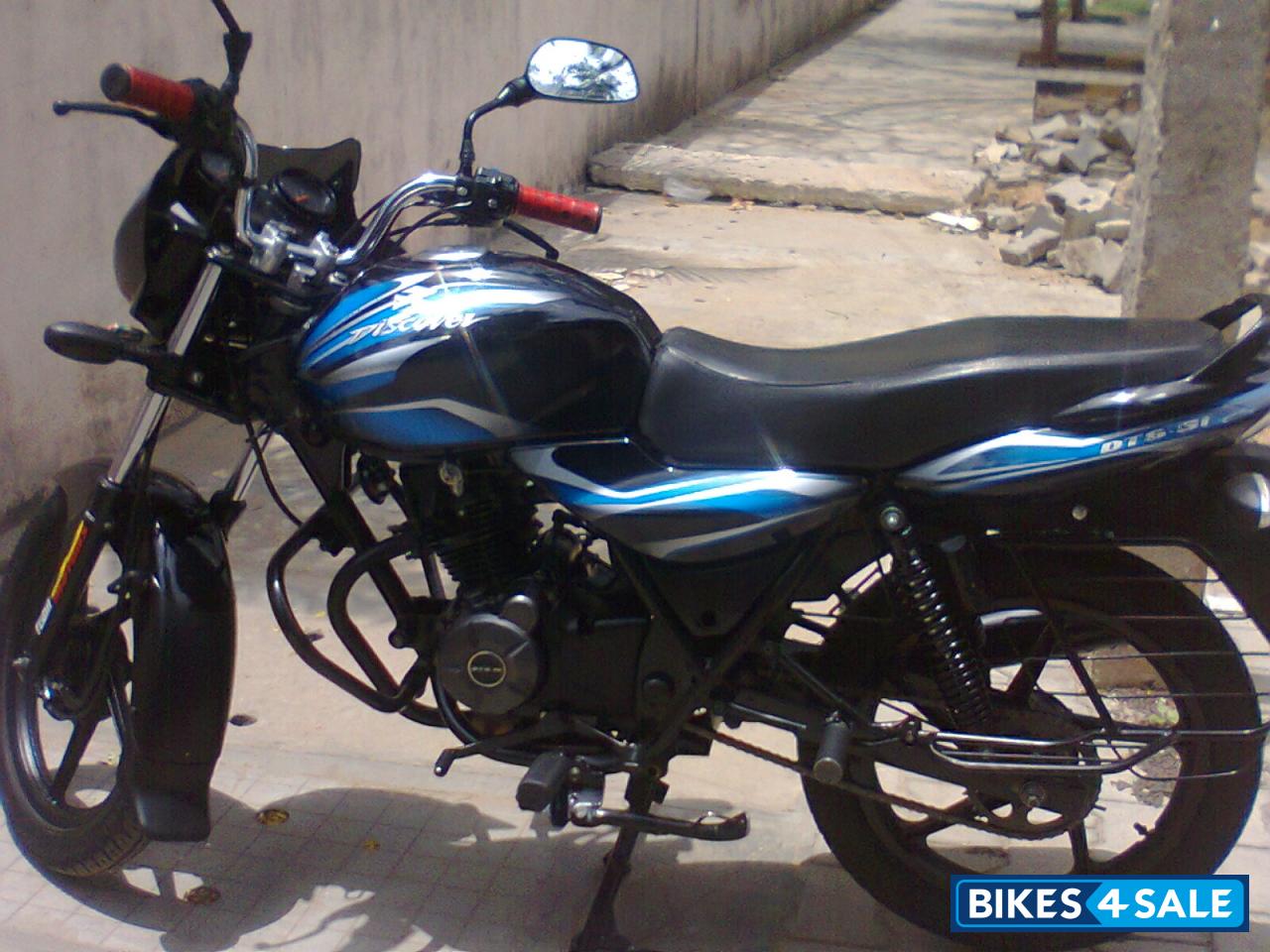Black Bajaj Discover 100 DTS-Si