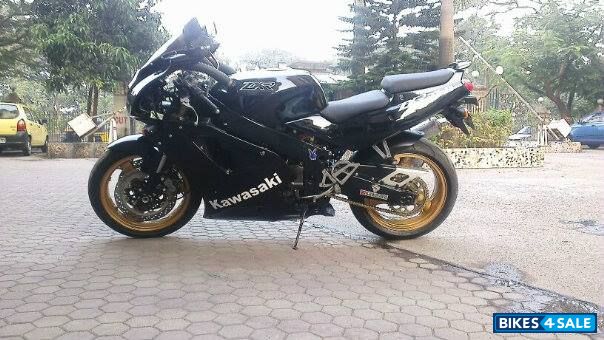 Metallic Black Kawasaki Ninja zxr 750