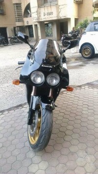 Metallic Black Kawasaki Ninja zxr 750