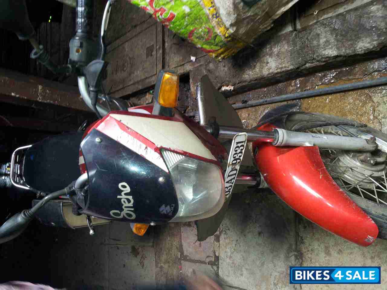 Red Bajaj CT 100