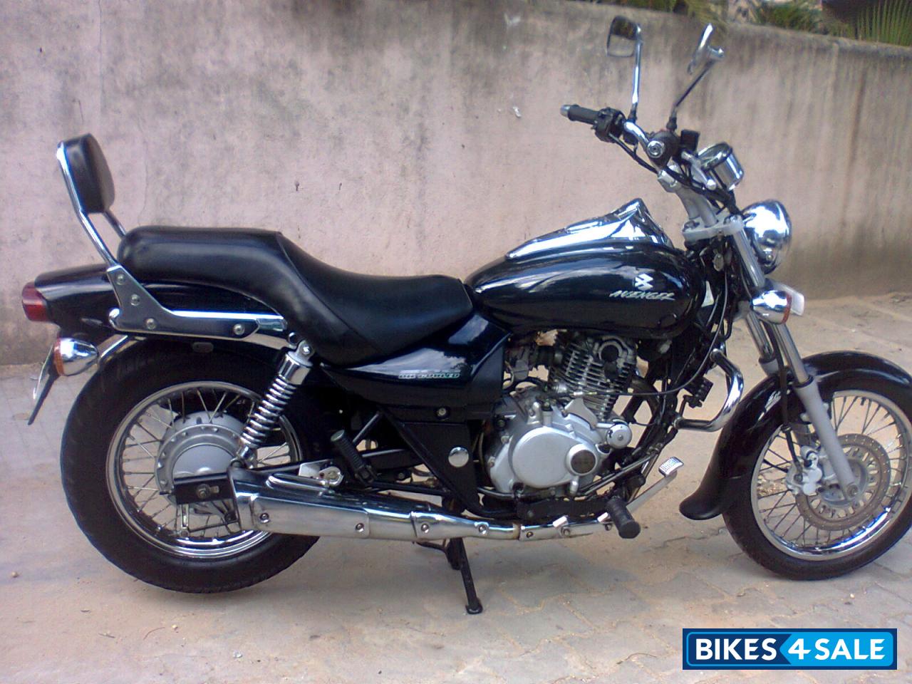 Black Bajaj Avenger 200 DTS-i