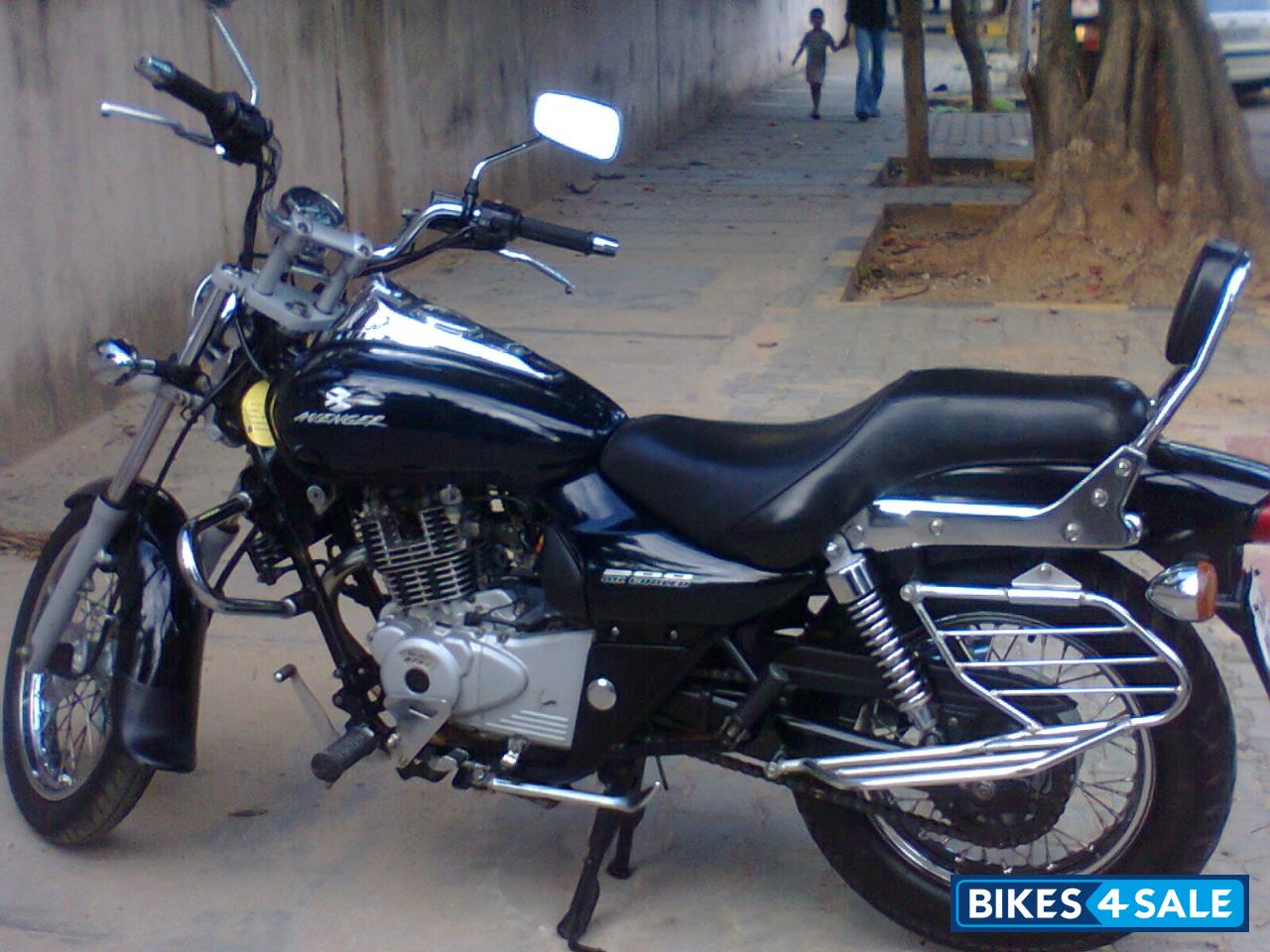 Black Bajaj Avenger 200 DTS-i