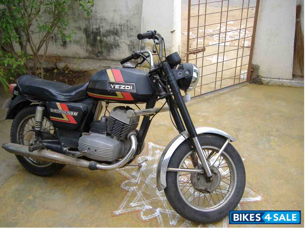 yezdi bike black