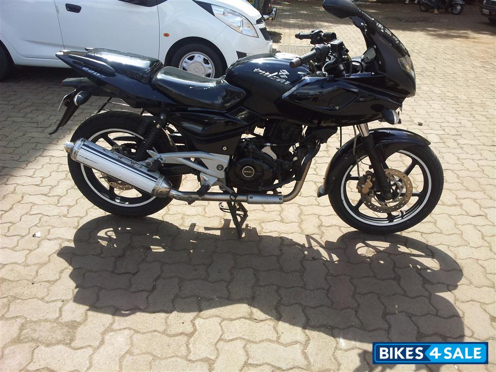 Black Bajaj Pulsar 220 DTSi