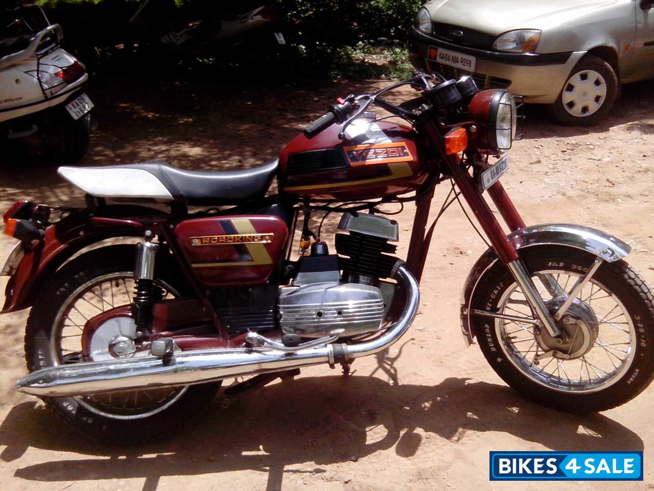 Maroon Ideal Jawa Yezdi RoadKing Maroon Ideal Jawa Yezdi RoadKing