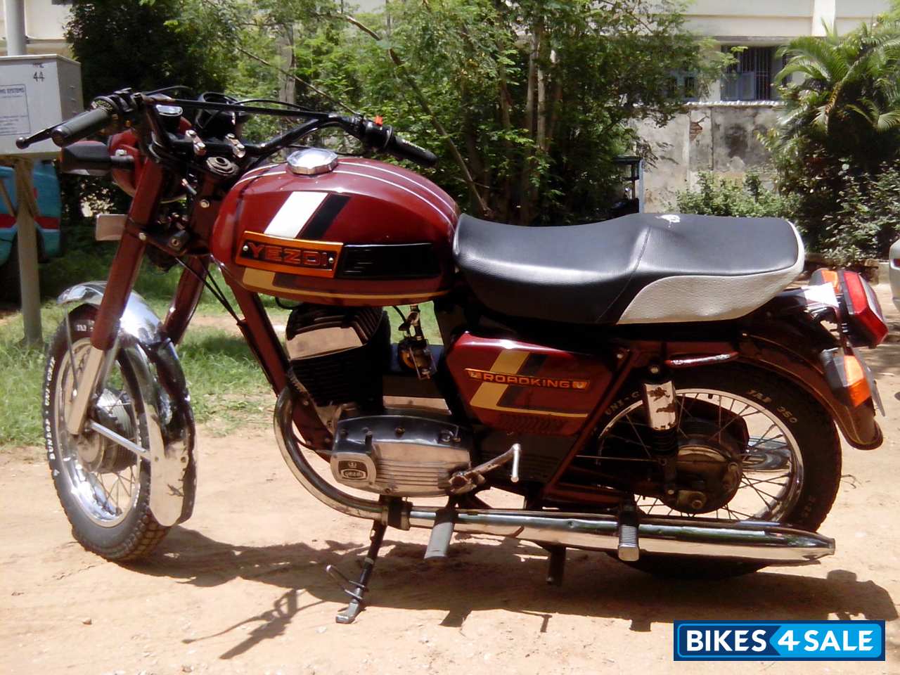 Maroon Ideal Jawa Yezdi RoadKing Maroon Ideal Jawa Yezdi RoadKing